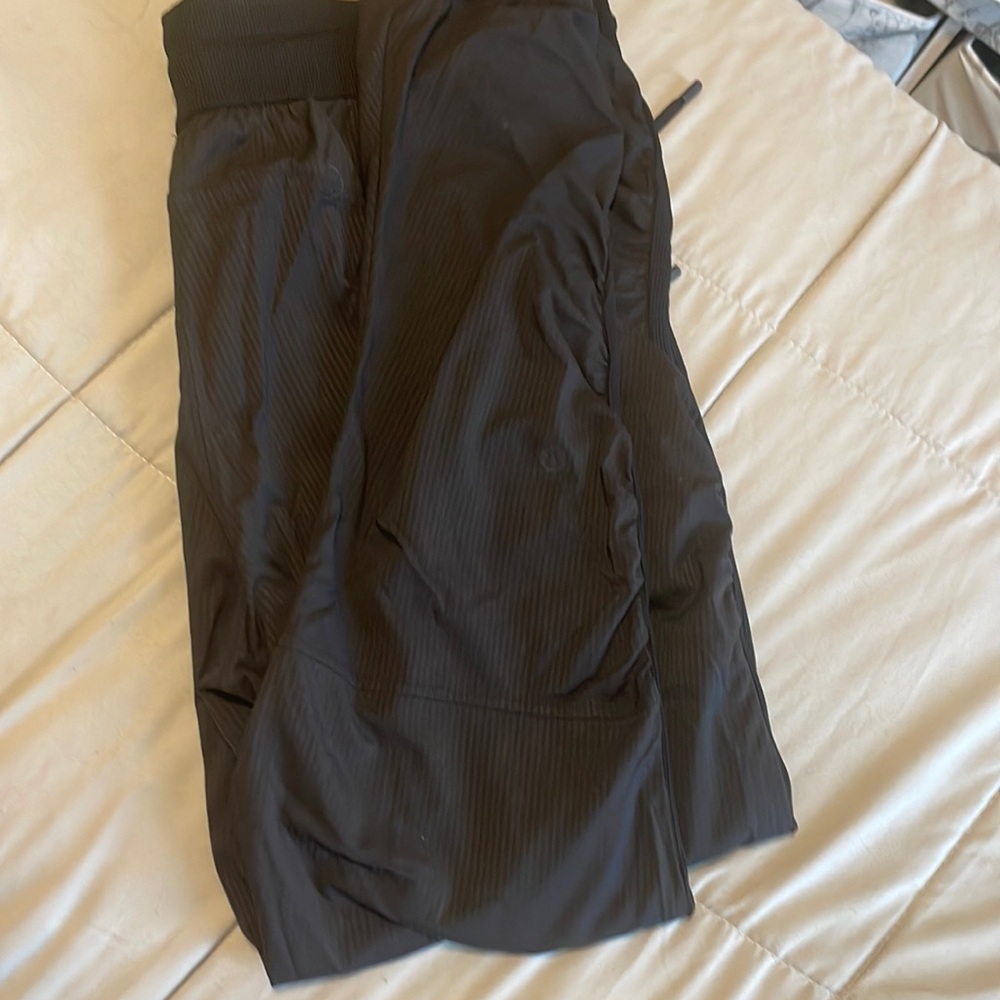 Worn a handful of times. Size 6 high rise beyond the studio joggers.